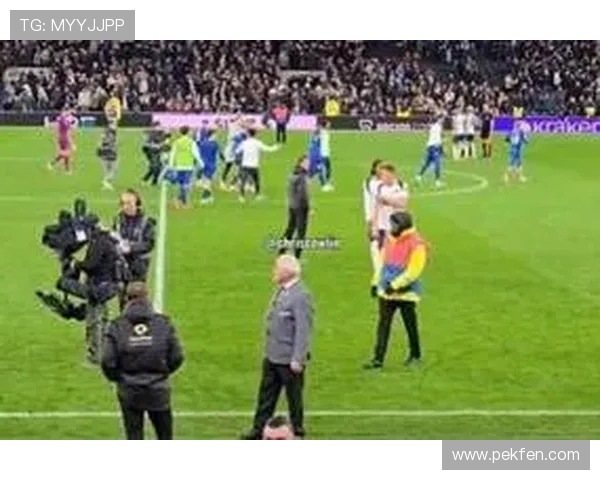 斯彭斯与范德芬赛后无视弗兰克冷淡态度引热议